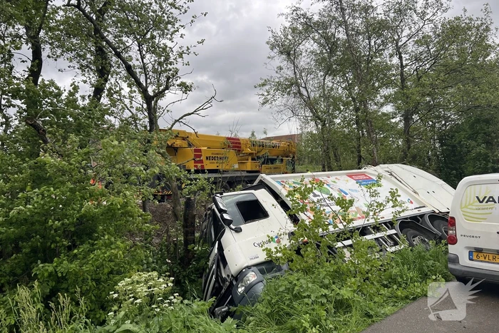 Vuilniswagen glijdt de bosschages in
