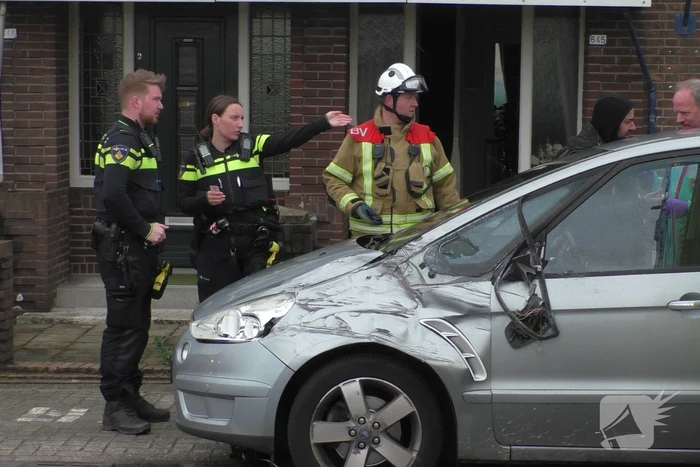 Auto ramt andere auto's en komt op zijkant terecht