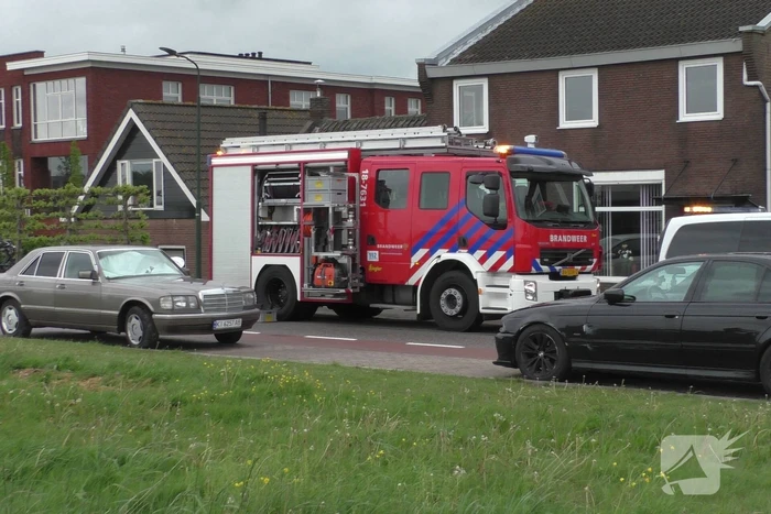 Auto ramt andere auto's en komt op zijkant terecht