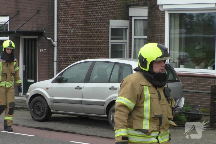 Auto ramt andere auto's en komt op zijkant terecht