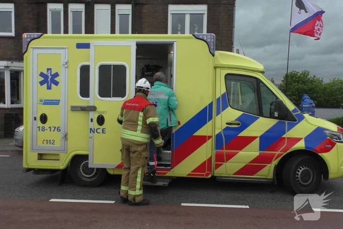Auto ramt andere auto's en komt op zijkant terecht