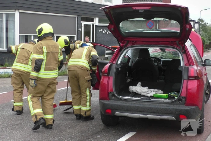 Auto ramt andere auto's en komt op zijkant terecht