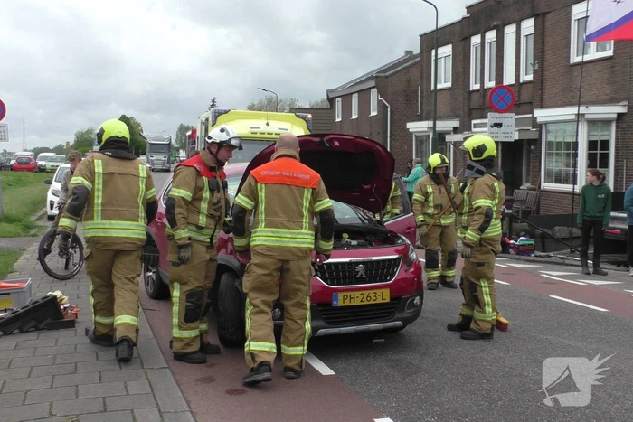 Auto ramt andere auto's en komt op zijkant terecht