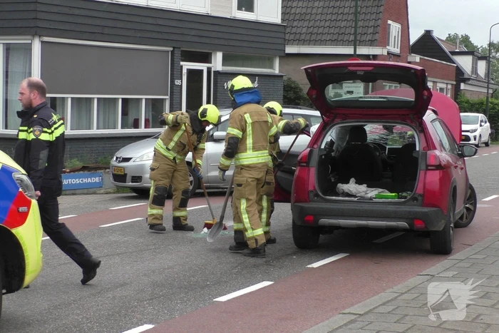 Auto ramt andere auto's en komt op zijkant terecht