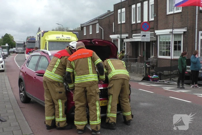 Auto ramt andere auto's en komt op zijkant terecht