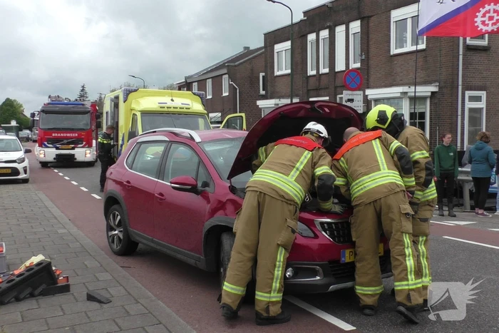Auto ramt andere auto's en komt op zijkant terecht