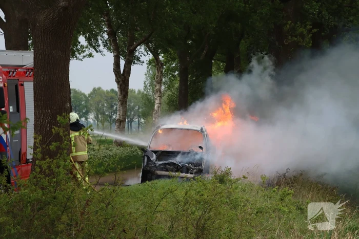 Auto verwoest door brand