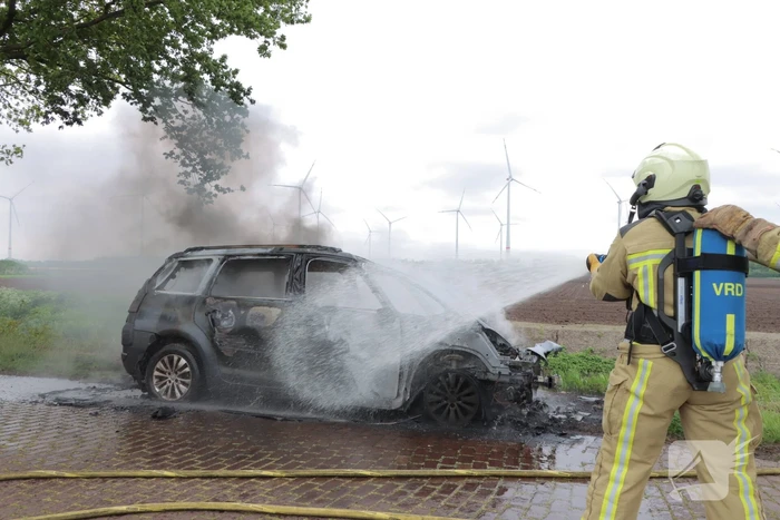 Auto verwoest door brand