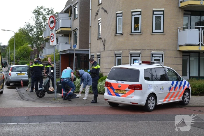 Twee personen op scooter aangereden
