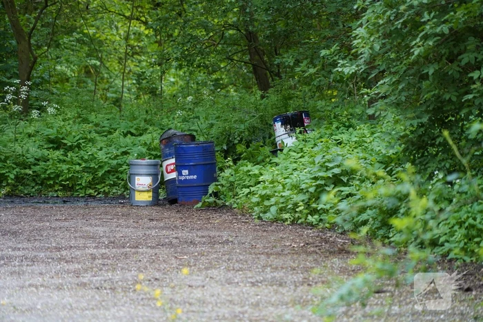 Dumping van vaten in Streekbos