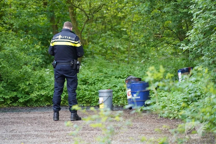 Dumping van vaten in Streekbos