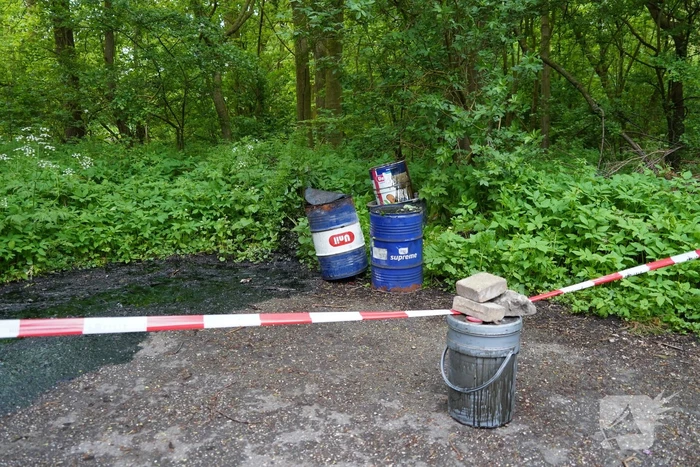 Dumping van vaten in Streekbos