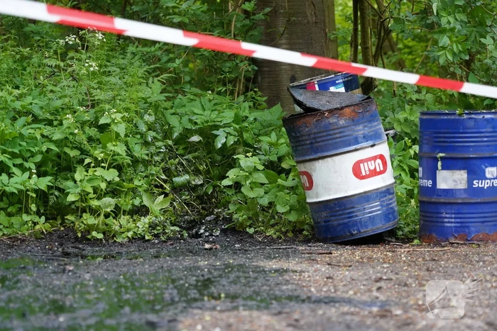 Dumping van vaten in Streekbos