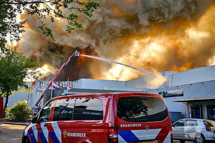 Enorme inzet voor gigantische brand in distributiecentrum