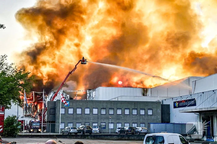Enorme inzet voor gigantische brand in distributiecentrum