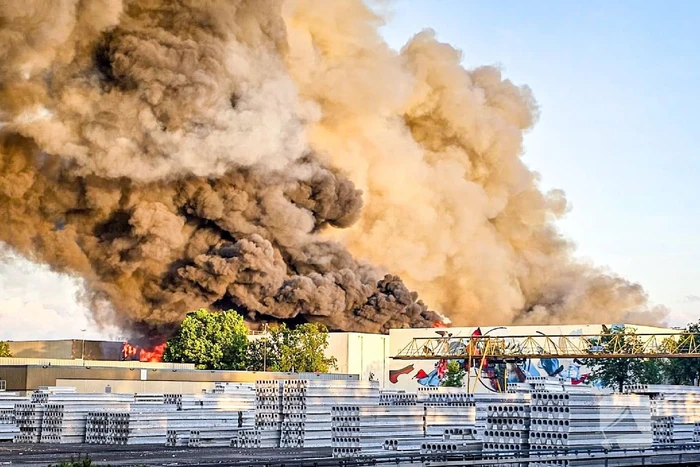 Enorme inzet voor gigantische brand in distributiecentrum