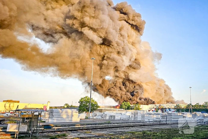 Enorme inzet voor gigantische brand in distributiecentrum