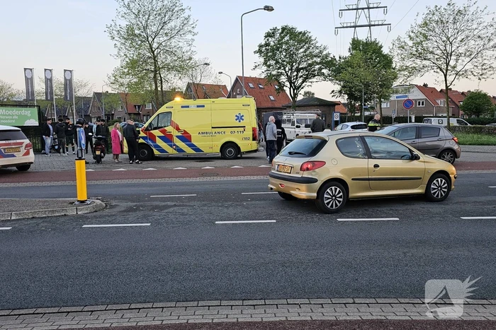 Scooterrijder en automobilist in botsing