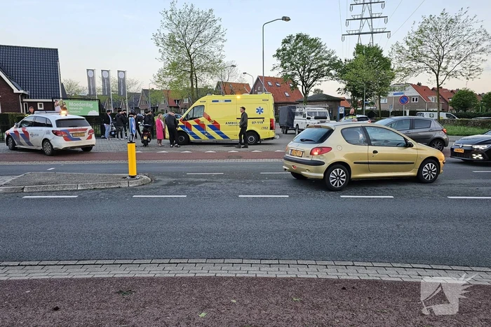 Scooterrijder en automobilist in botsing