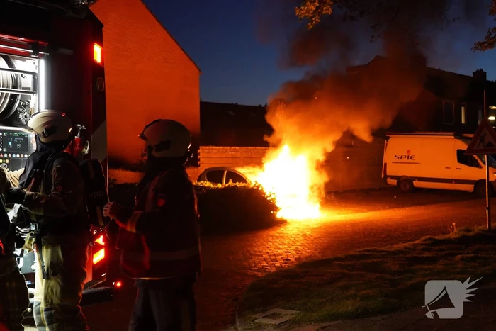 Auto brandt volledig uit in woonwijk