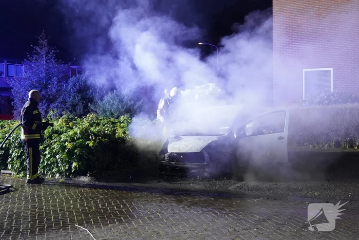 Auto brandt volledig uit in woonwijk