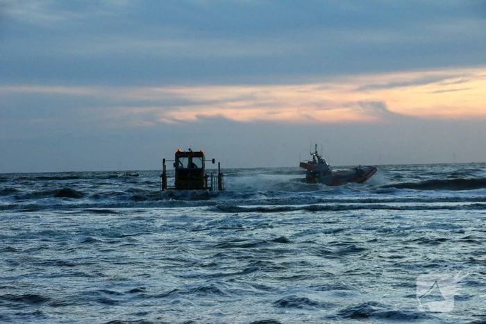 Hulpverlening opgestart voor kitesurfer in problemen
