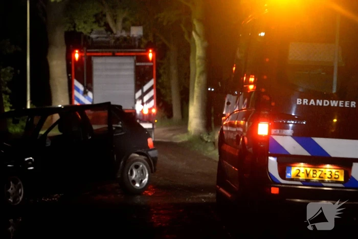 Auto botst tegen boom op spekgladde weg