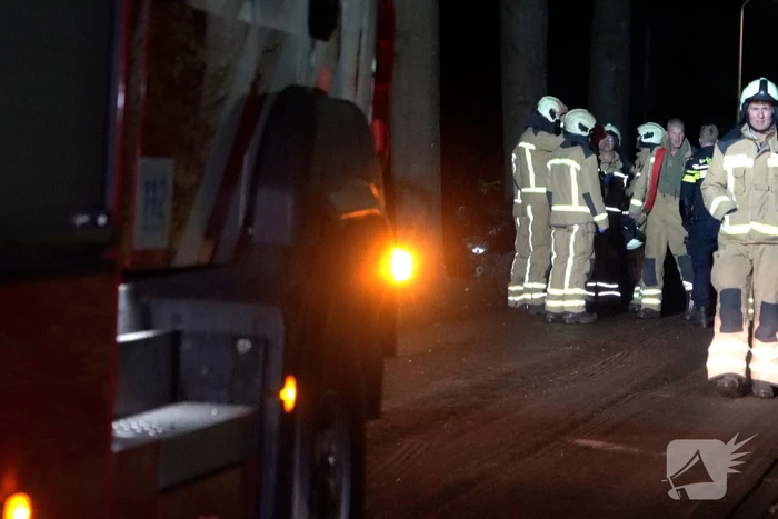 Auto botst tegen boom op spekgladde weg