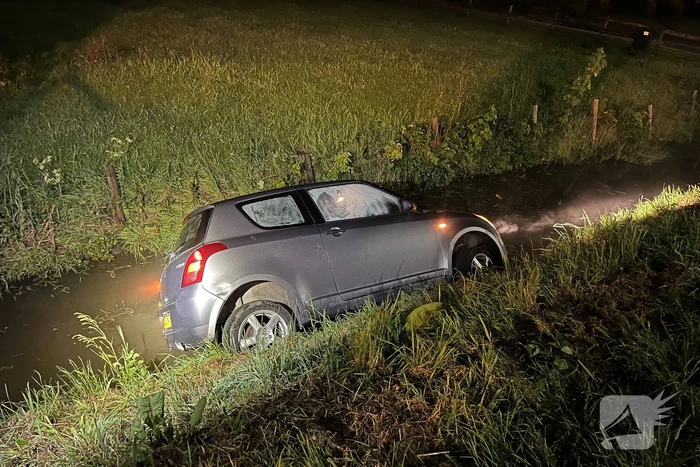 Automobilist raakt te water