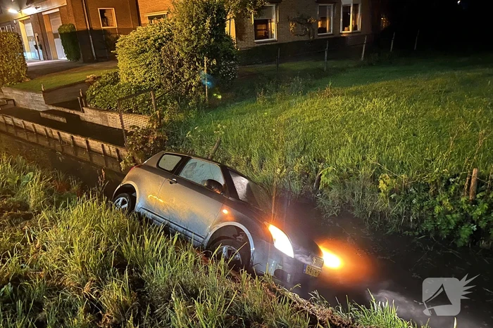 Automobilist raakt te water