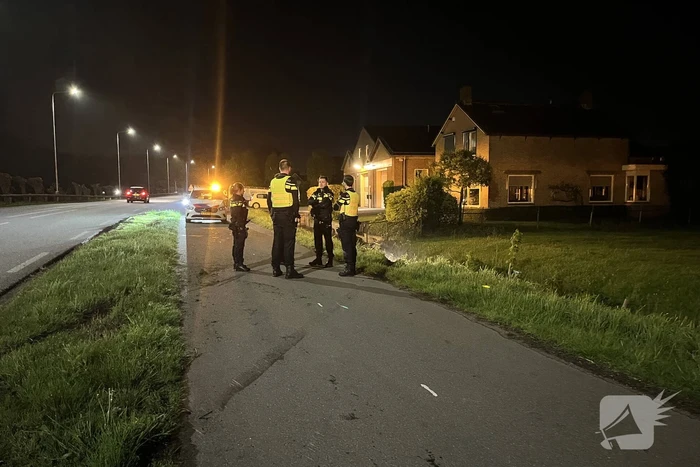 Automobilist raakt te water