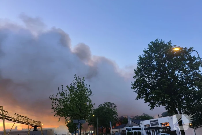 Brand na dag van uitbreken nog steeds niet onder controle