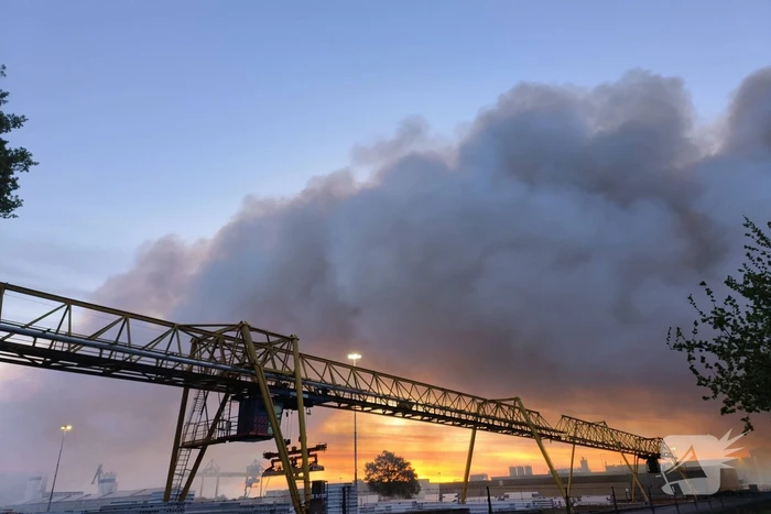 Brand na dag van uitbreken nog steeds niet onder controle