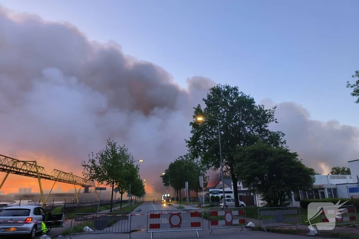 Brand na dag van uitbreken nog steeds niet onder controle