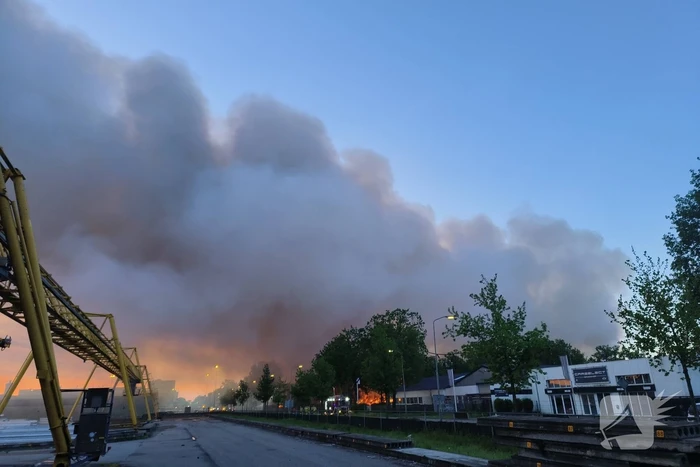 Brand na dag van uitbreken nog steeds niet onder controle