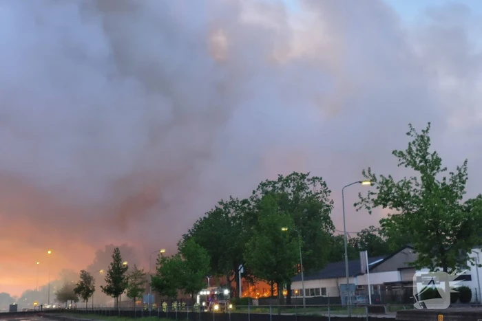 Brand na dag van uitbreken nog steeds niet onder controle