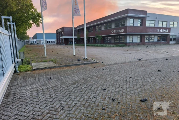 Brand na dag van uitbreken nog steeds niet onder controle