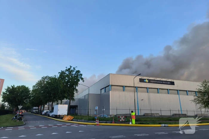 Brand na dag van uitbreken nog steeds niet onder controle