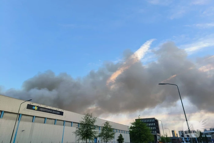 Brand na dag van uitbreken nog steeds niet onder controle