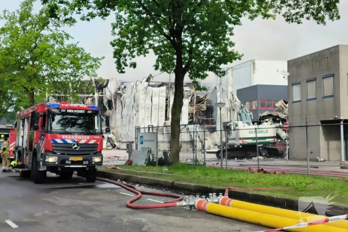 Brand na dag van uitbreken nog steeds niet onder controle