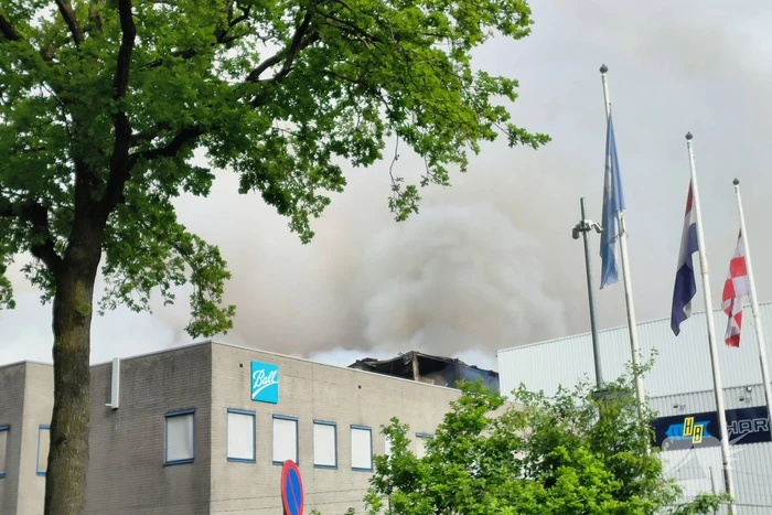 Brand na dag van uitbreken nog steeds niet onder controle