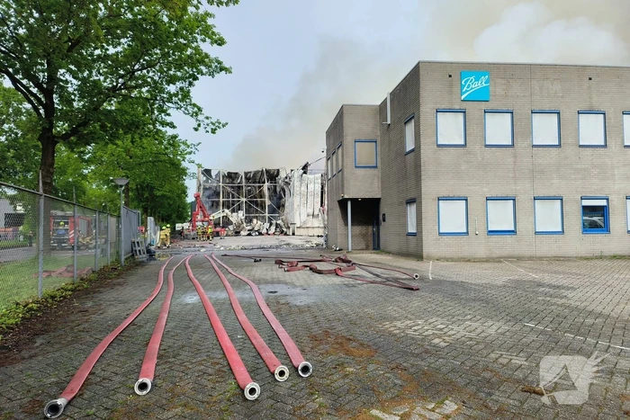 Brand na dag van uitbreken nog steeds niet onder controle