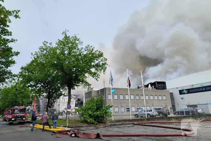 Brand na dag van uitbreken nog steeds niet onder controle