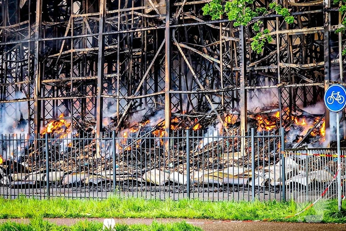 Brand na dag van uitbreken nog steeds niet onder controle