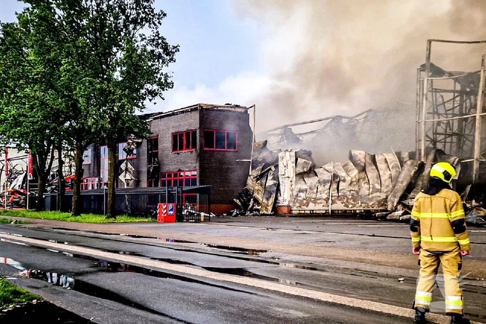 Brand na dag van uitbreken nog steeds niet onder controle