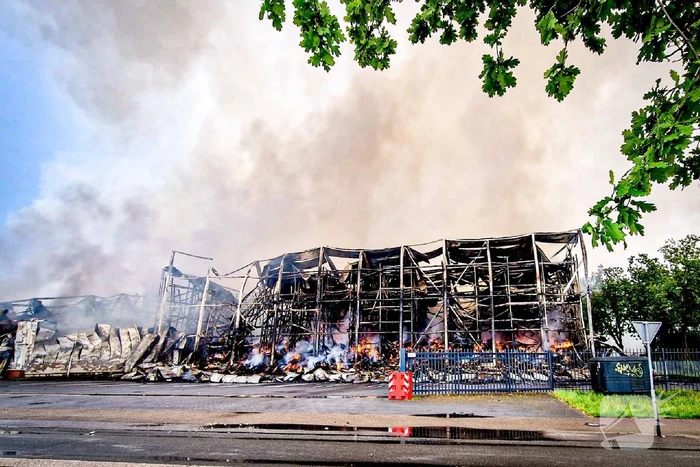 Brand na dag van uitbreken nog steeds niet onder controle