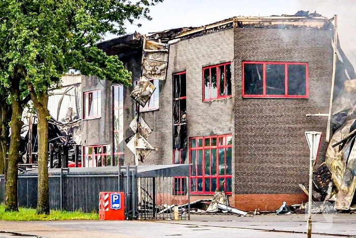 Brand na dag van uitbreken nog steeds niet onder controle
