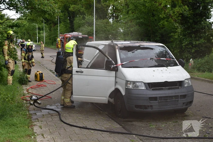 Achtergelaten bestelbus in brand gestoken