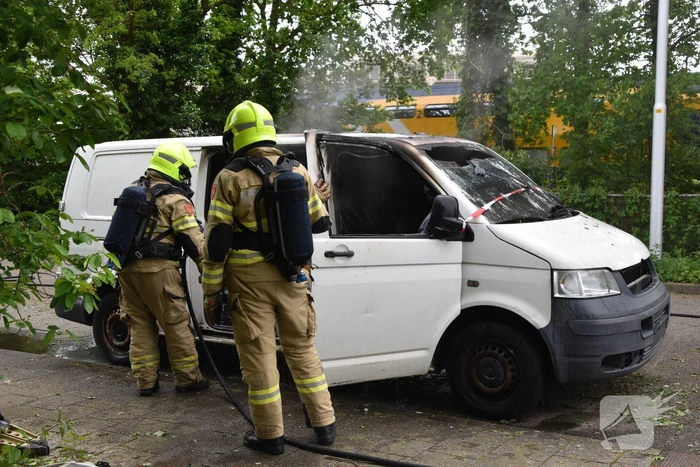Achtergelaten bestelbus in brand gestoken