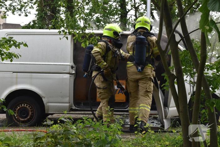 Achtergelaten bestelbus in brand gestoken